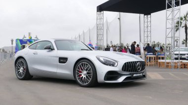Lima, Peru. 22 Eylül 2018. Lima Chorrillos bölge sergilenen yeni 2018 Mercedes-Amg Gt S V8 biturbo gümüş rengi ön ve yan görünümü. Mercedes-Benz Amg spor araba hattının üst olduğunu. Almanya'da inşa edildi. 