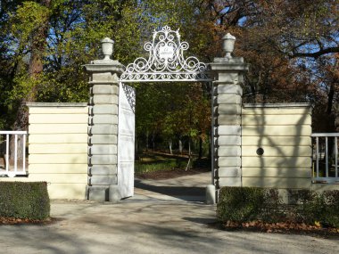 El Capricho Bahçe, Madrid şehir merkezinde, Spains canlı sermaye şehir merkezinde popüler yeşil vaha girişi. Sonbahar bu görünümde bir çim yeşil ağaçlar ve çiçekler ile vardır, 