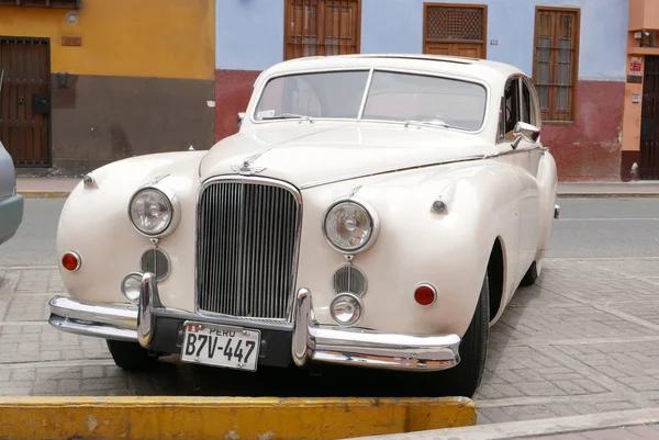 Lima Perú Diciembre 2017 Vista Frontal Lateral Antiguo Jaguar Blanco — Foto de Stock