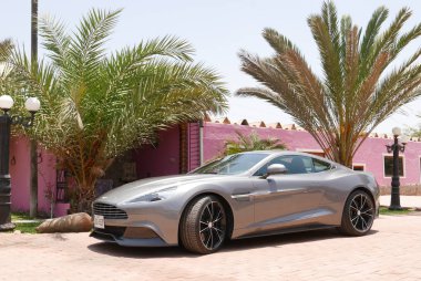 Lima, Peru. 11 Kasım 2017. Lima güneyinde bir retromobile Show'da sergilenen bir nane koşulu gri Aston Martin Vanquish Coupe ön ve yan görünüm