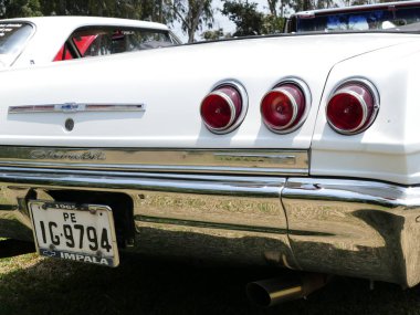 Lima, Peru. 24 Eylül 2017. Arkadan kısmi görünüş bir beyaz renk Nane koşulu klasik Convertible 1965 Chevrolet Impala Super Sport V327 Mamacona, bir retromobile gösterisinde, Lima güneyinde sergilenen. 