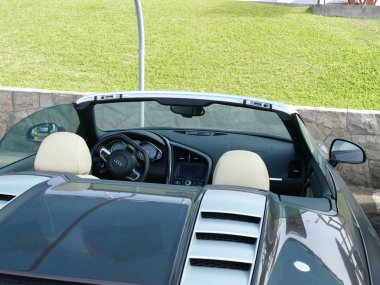 Lima, Peru. 15 Ekim 2017. Kısmi arka yan görünüm Park edilmiş kahverengi renk Audi R8 V8 FSI üstü açık bir araba. Alman Audi R8 Audi çizgisinin üstünde değildir. Fotoğraf Lima Chorrillos bölge çekilmişti
