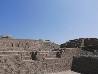 Huaca Pucllana yönetim sektör tarafında dikey adobe briks duvarlı piramit. Bu huaca 1700 yıl önce inşa edilmiş ve Lima Miraflores bölgesinde yer alan. 
