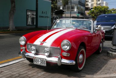 Lima, Peru. 6 Mayıs 2018. Ön ve yan görünümü bir kırmızı ve beyaz Cabrio Austin Healey Sprite 1958 ve 1971 arasında İngiltere'de yerleşik. Lima San Isidro bölge toplantı bir vintage arabalar gösterisinde sergilendi.