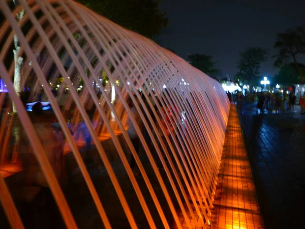 Escénica Vista Nocturna Una Fuente Túnel Color Naranja Circuito Mágico — Foto de Stock