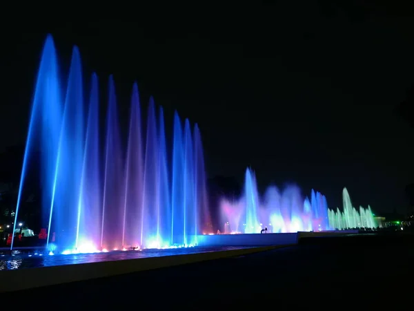 Vista Noturna Panorâmica Das Modernas Fontes Jato Água Azul Vermelho — Fotografia de Stock