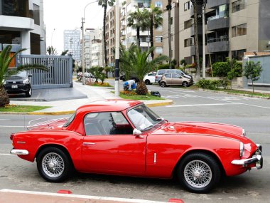 Lima, Peru. 24 Ekim 2017. Ön ve yan görünümü bir nane koşul iki koltuklu kırmızı renk zafer Spitfire Mk3 Coupe. Bu fotoğraf Lima Miraflores bölgesinde bulutsuz bir günde çekildi