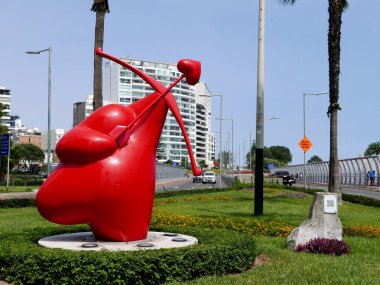 Lima, Peru. 19 Şubat 2017. Çok güzel kırmızı eros heykeli Miraflores turistik ilçe Lima içinde bulunan. Heykel ters bir kalp, bir kol, bir avcılar yay ve başka bir kalp içinde biter bir ok organıdır.  
