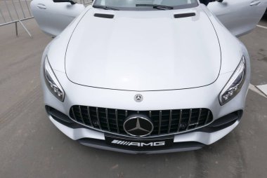 Lima, Peru. 22 Eylül 2018. Önden Görünümü yeni bir 2018 Mercedes-Amg Gt S V8 biturbo gümüş renk Lima Chorrillos bölge sergiledi. Her iki kapı açılır. Mercedes-Benz Amg spor araba hattının üst olduğunu.