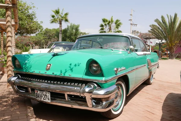 ペルー 2017 アメリカでフォード モーター会社によって建てられた 1955年緑と白マーキュリー モントクレア クーペのフロントとサイドのビュー それはリマの南会議ビンテージ車ショーで展示されていた — ストック写真