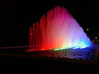 Farklı su seviyeleri Lima rezerv Park Magic su devrede dikdörtgen büyük çok renkli waterjet çeşmede doğal gece görünümü. 
