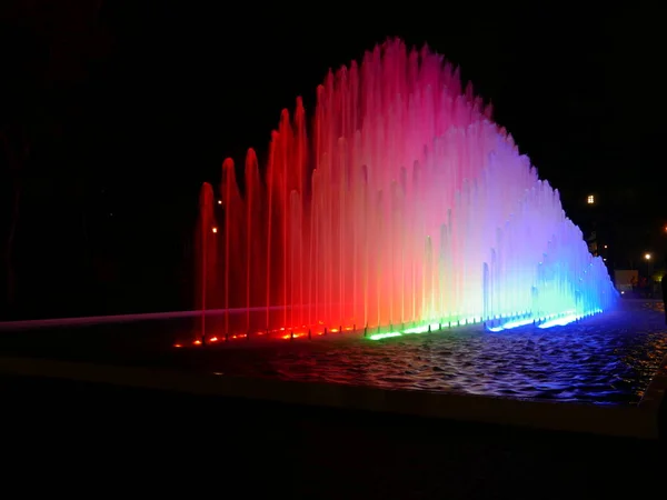 Escénica Vista Nocturna Una Gran Fuente Chorro Agua Rectangular Multicolor — Foto de Stock