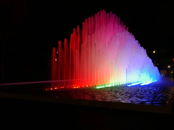 Escénica Vista Nocturna Una Gran Fuente Chorro Agua Rectangular Multicolor Fotos De Stock