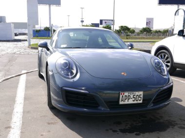 Lima, Peru. 10 Eylül 2016. Açık gri renk yepyeni Porsche 911 Carrera 4 görünümünü Almanya'da inşa. Bu araba onun bağımsız arka süspansiyon ve arka motor için tanınır. Lima güneyinde, park edilmiş