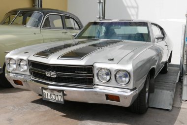 Lima, Peru. 6 Mayıs 2018. Bir nane koşulu gümüş ve siyah ön ve yan görünümü Chevrolet Chevelle Ss 1970 yılında ABD'de General Motors tarafından inşa. Lima San Isidro bölge toplantı bir eski model araba gösterisinde sergilendi