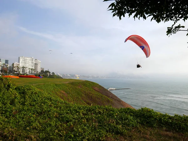 Pemandangan Paralayang Terbang Pantai Distrik Wisata Miraflores Lima Peru Stok Gambar Bebas Royalti