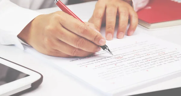 Papel de corrección en la mesa — Foto de Stock