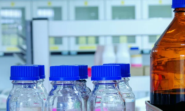 Botellas Vidrio Estante Laboratorio — Foto de Stock