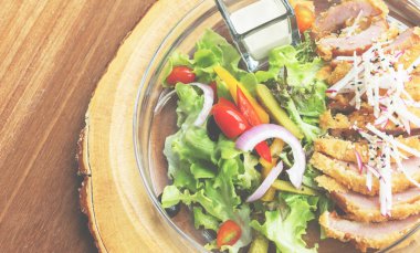 kopya alanı ile ahşap plaka üzerinde taze salata ve kızarmış domuz eti biftek cam kase 