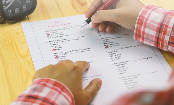 Englischer Multiple Choice Test Auf Dem Tisch — Stockfoto