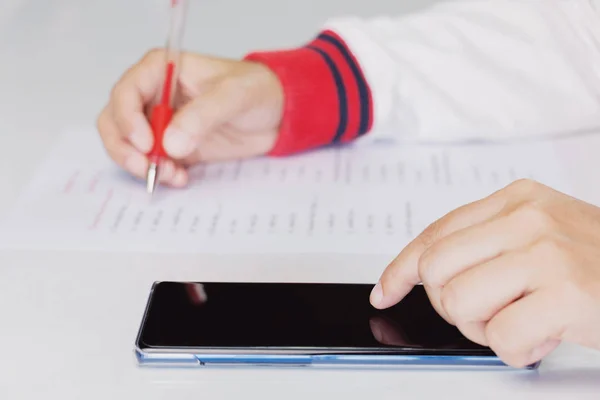 Hand Arbeitet Englischen Grammatiktest Auf Weißem Tisch — Stockfoto