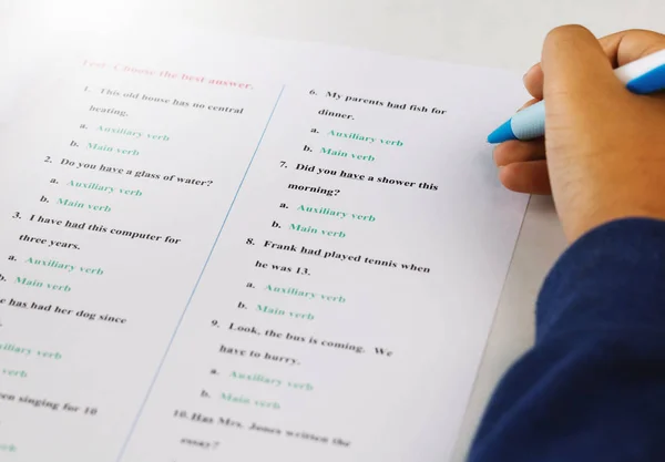 Mano Del Estudiante Sosteniendo Pluma Azul Tomando Prueba Inglés Escritorio —  Fotos de Stock