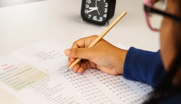 Mano Del Estudiante Sosteniendo Pluma Azul Tomando Prueba Inglés Escritorio —  Fotos de Stock