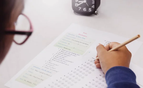 Mano Del Estudiante Sosteniendo Pluma Azul Tomando Prueba Inglés Escritorio —  Fotos de Stock