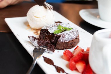 çikolata lav kek beyaz plaka üzerinde