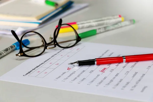 Teste de inglês na mesa — Fotografia de Stock