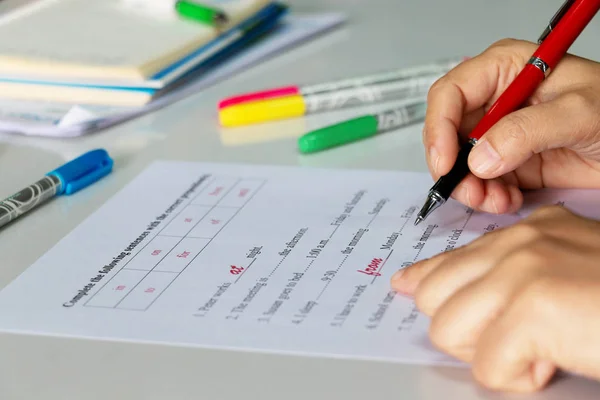 Englischtest auf dem Tisch — Stockfoto