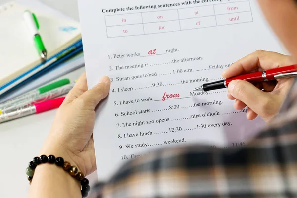 Englischtest auf dem Tisch — Stockfoto