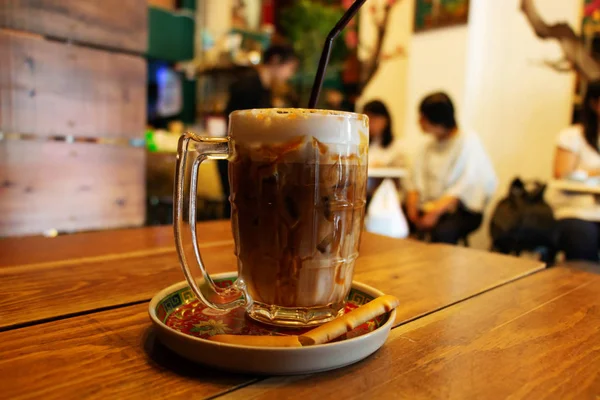 カフェの木製テーブルの上のコーヒー — ストック写真