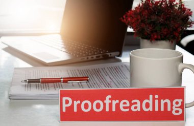 Beyaz tablo üzerinde kağıt redaksiyon