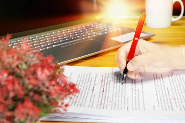 Papel de corrección en la mesa — Foto de Stock