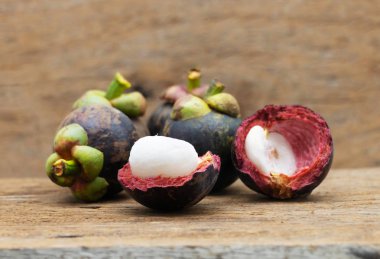 ahşap plaka üzerinde mangosten meyve