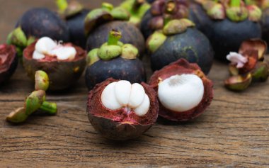 ahşap plaka üzerinde mangosten meyve