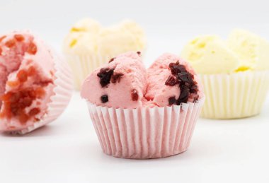 beyaz arka plan üzerinde renkli ev yapımı cupcake