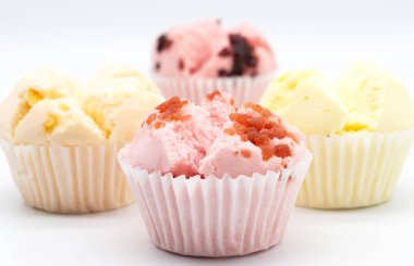 beyaz arka plan üzerinde renkli ev yapımı cupcake