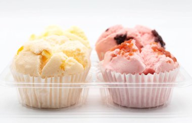 beyaz arka plan üzerinde renkli ev yapımı cupcake