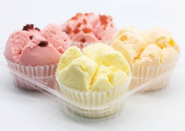 beyaz arka plan üzerinde renkli ev yapımı cupcake