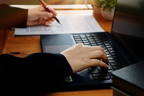 Textbearbeitung am Schreibtisch im Büro — Stockfoto