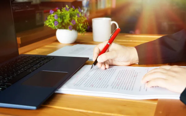 Edição de texto borrão na mesa no escritório — Fotografia de Stock