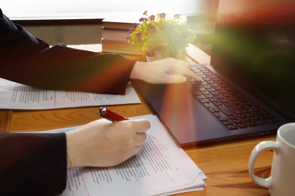 Bearbeitung von unscharfem Text auf dem Schreibtisch im Büro — Stockfoto