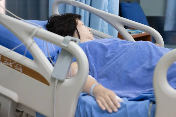Adulto tailandés hembra descansando en paciente cama después de la operación del útero — Foto de Stock