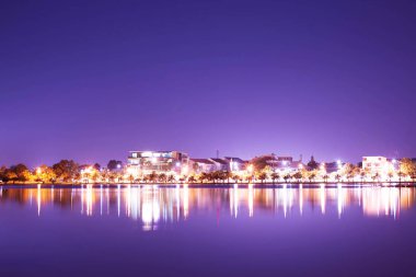 Gece şehir manzarası ve yansıması