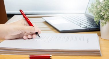 Kırmızı kalemi bulanık metin üzerinde tutarken