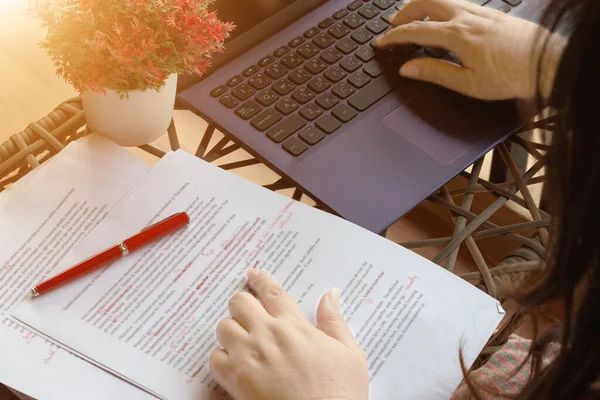 Arbeitshände Auf Verschwommenem Papierkram Und Laptop Für Arbeitskonzept — Stockfoto