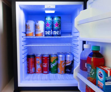 NAKHON RATCHASIMA, THAILAND-12 Haziran 2020: otel odasındaki mini buzdolabında soğuk soda ve bira kutuları. 