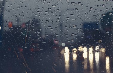 Kötü hava koşullarında gece ön cama yağmur damlaları düşer